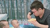 爸爸和双胞胎儿子吃瓜，这一幕让你看一次笑一天，套路太深了