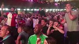 兴奋到镜头模糊！英格兰球迷赛后酒吧疯狂庆祝