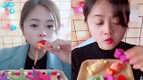 美女直播吃彩色冲锋枪糖果，各种口味任意选，是我向往的生活