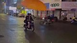 听说雨伞不够大挡不住，那试试这种雨伞