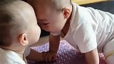 双胞胎宝宝好恩爱，你头靠着我，我头靠着你，小表情太萌了！