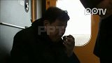 实拍老人自带凳子坐动车抱怨网上订票难