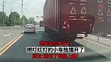 货车车位太长了，把灯红灯的小车给撞开了