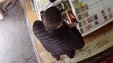 湖南怀化：缺德！男子借口买酒支开看店小孩偷槟榔