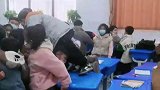 小学生在教室接生，被全班同学围观！