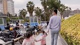 这个就是当初要了我三遍微信的男人，结果我给他生了三个小情人