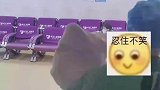 小男孩独自产房外等妈妈生产