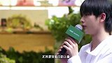 周震南戴黑色贝雷帽，搭配黑色针织上衣，元气又可爱