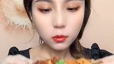 姑娘开饭了，鸡翅吃得太香了