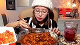 韩国宽粉美女终于吃肉了，泡菜猪肉吃的超满足