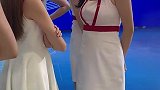 准备上台还在聊天你细看