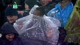 看球不易！西伦敦雨雪交加 球迷穿雨衣观战