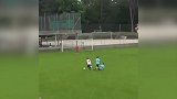 足坛最损队友!奔袭回追放铲不料掀翻队友 目送对手打单刀