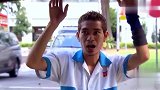 街头恶搞路人：路人街头帮忙却看到不该看的，路人一眼看懵