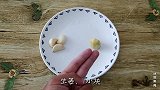 茄子切滚刀块，和番茄酱等料一起爆炒，酸甜可口，好吃开胃