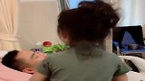 爸爸生病住院，女儿就是这样陪床的，不愧是小棉袄看着都暖！