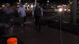 假扮草人故意吓路人，路人纷纷被吓一跳