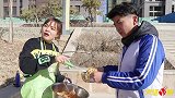 按作业重量打饭，学霸背来100斤，谁知还不如学渣的一个“诺”