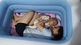 气垫泳池居然还可以当小床，宝宝和妈妈在里面都不舍得起来了！
