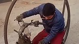 农村小伙自制怪异摩托车，骑出去回头率极高，貌似在电影中见过！