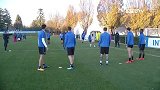 国米训练再出新花样 一群老爷们因粉色背心你追我赶
