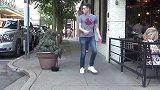街头草人恶作剧，男子伪装成草人吓路人，路人非常尴尬