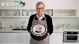 巴菲特90岁生日！比尔·盖茨亲手给他做蛋糕，结果却自己吃上了