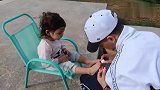 女儿奴爸爸耐心地帮宝宝涂指甲油,结果宝宝居然这反应,扎心了