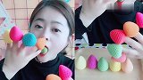 小可爱美女直播吃彩色巧克力，一口下去超过瘾，是我向往的生活