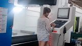一个女孩子开龙门，吓到了操作工，差点酿成大祸！