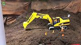 小男孩遥控翻斗车和挖掘机模仿建筑工地施工