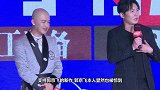 硬核应援，女粉丝上台送给郭京飞一口炒菜锅