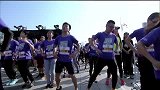 跑步-16年-七彩跑南京站：跑步专业教练团队带领选手们进行赛前热身运动-花絮
