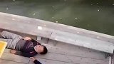 船夫遇到一座石桥，连忙爬上岸再跳下船