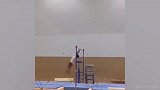 是个狠人！小哥高难度单杠空中大回旋