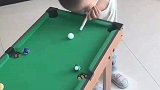萌娃打桌球成大神，每杆打到的球都让人意想不到