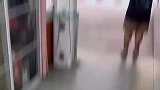 男子抱着纸板狂亲，还疯狂大笑