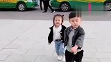 相差2岁的兄妹跳得很嗨，没想到下一幕，出现小意外，吓我一跳