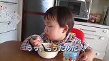 小宝宝实在太困了，嘴角还挂着饭呢就坐着睡着了，好怕她摔倒啊