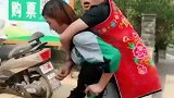 带着残疾老公爬泰山最美人妻