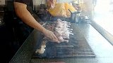 韩国街头小吃，炭火烧鸡配上韩国餐桌少不了的泡菜