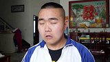 二货写作业被老头教训，不料转眼老头就露出马脚贻笑大方！