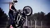 冷艳金发女郎大玩摩托车特技