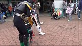 日本漫展小孩子穿上假面骑士的皮套