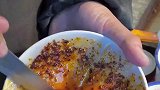 店员搅拌碗托，产生一种视觉差