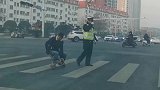 男子行动不便，交警护送过马路