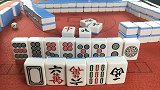 这一手牌可把小伙子难住了，到底该怎么出才能掩饰我的手气呢