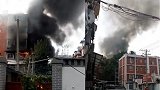 北京朝阳一小区居民楼突发火灾 整个楼体被浓烟笼罩