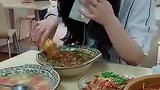 能吃的人就是不一样，女朋友这样的操作，服务员看懵了