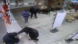 美国两男子因汉堡店出餐慢暴怒 跳进柜台殴打店员